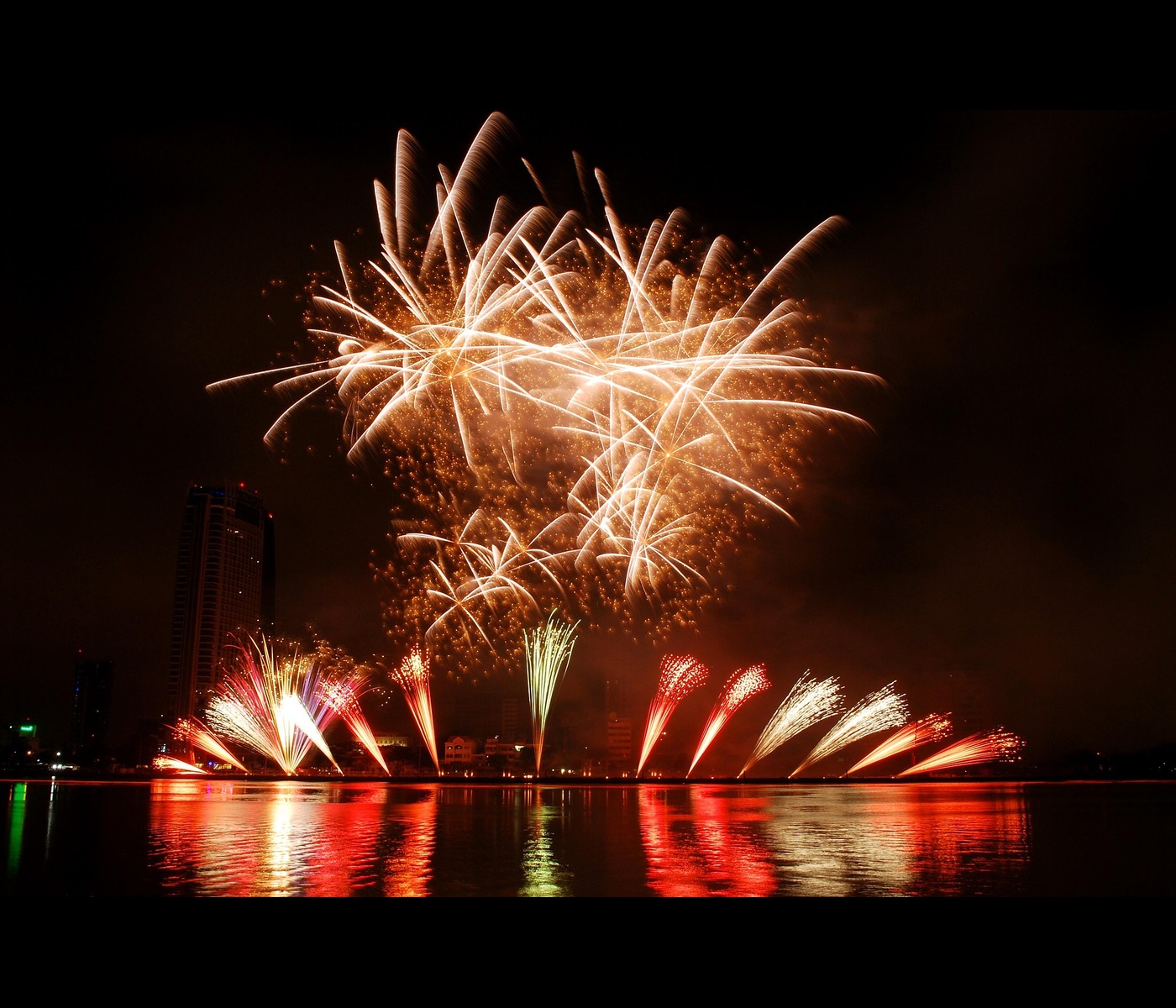 tűzijáték Pécs látványos pirotechnika